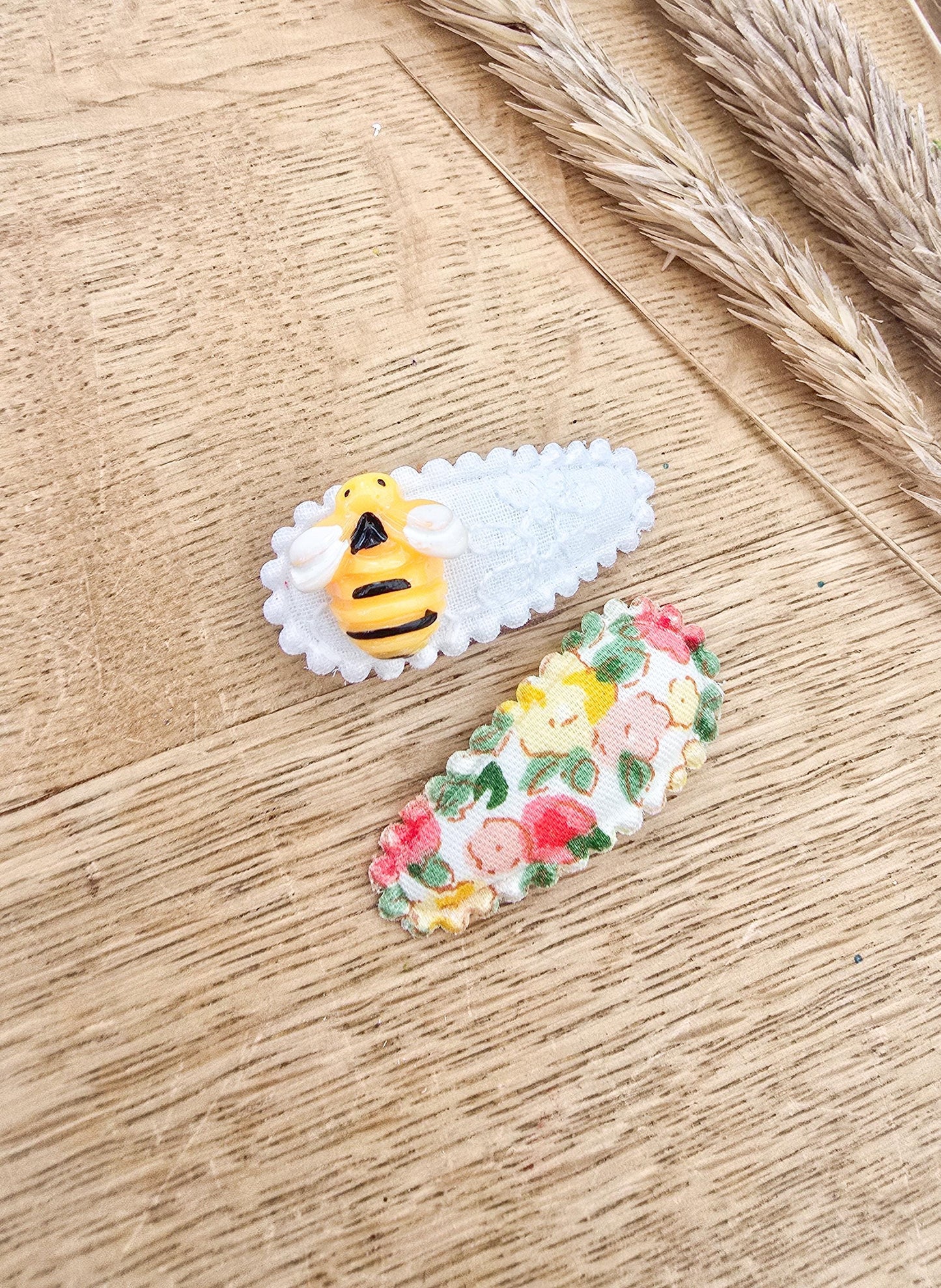 Bee Hair Clips, Baby Hair Clips, Bee Snap Clips, Baby Snap Clips, Baby Fringe Clips, Neutral Baby Bow, Tiny Hair Clips, Toddler Clips