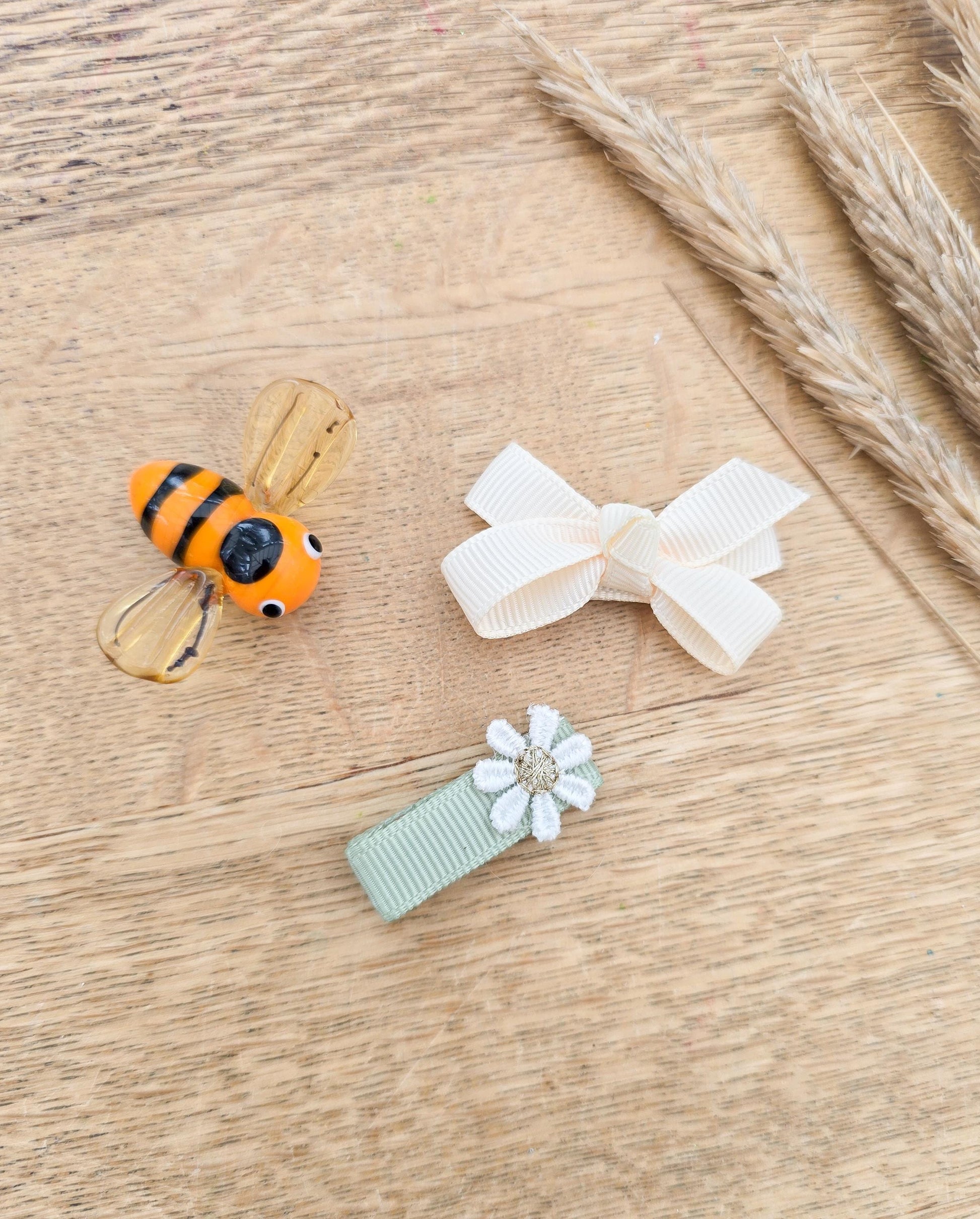 Bee Hair Clips, Baby Hair Clips, Bee Snap Clips, Baby Snap Clips, Baby Fringe Clips, Neutral Baby Bow, Tiny Hair Clips, Toddler Clips